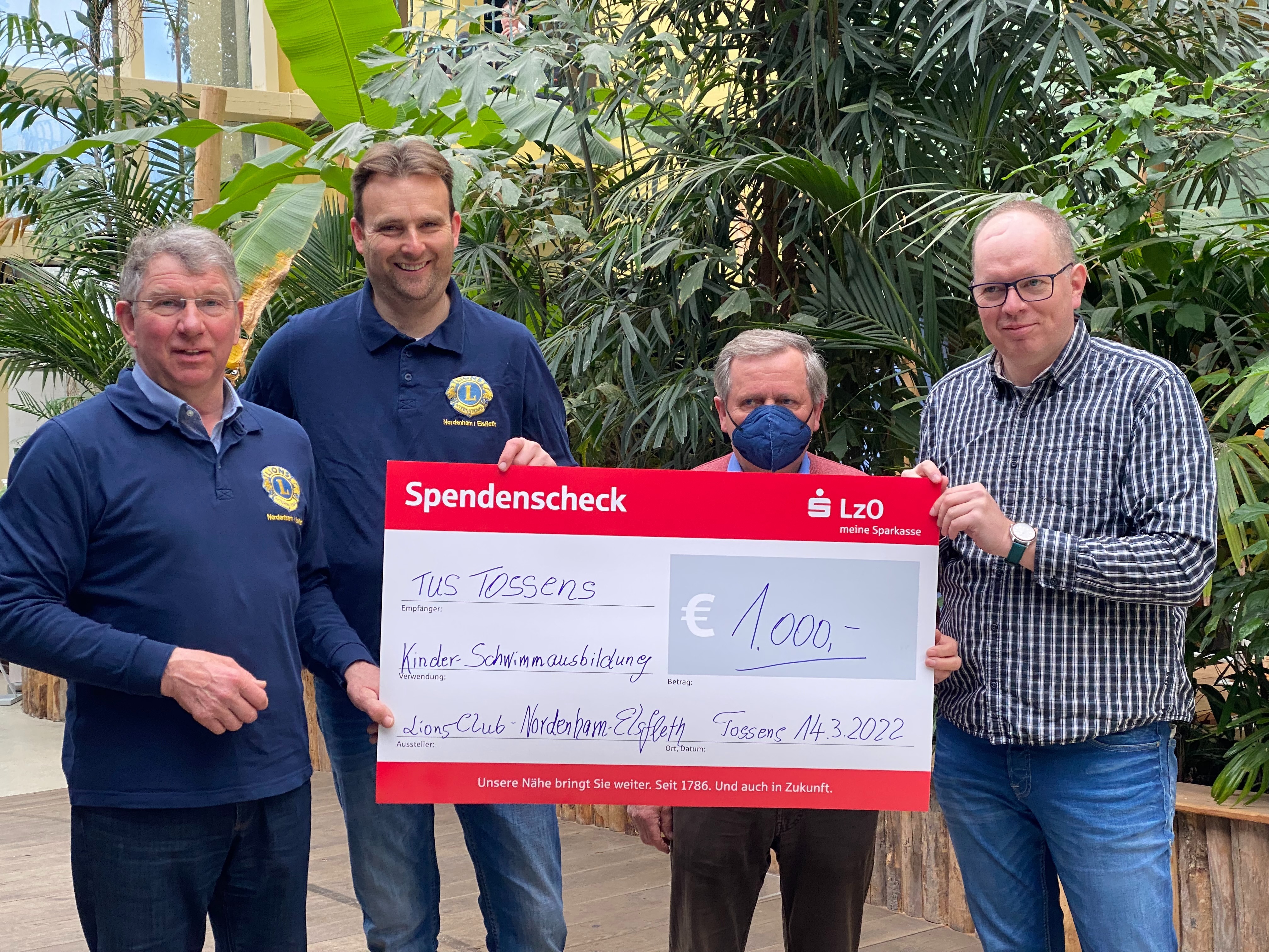 Lions-Club übrreicht Scheck an Tus Tossens
