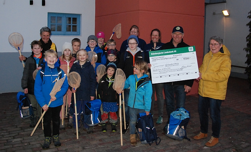 Hausleiterin Friederike Ehn, Rangerin Annelie Hedden und die FÖJlerin Zoe Spiekermann bekommen eine Spende des Lions Club Emy Rogge und des Lions Club Nordenham-Elsfleth, die am Abend des Vollmondcamps überreicht wurde. Lore Timme-Hänsel, Präsidentin des Lions Club Emy-Rogge, Sabine Siefken und Harald Hillmers, Präsident des Lions-Club Nordenham/Elsfleth