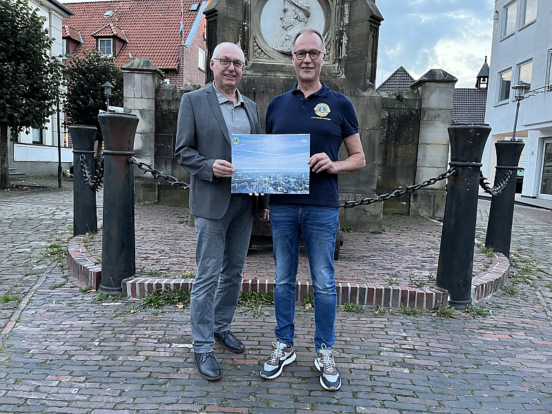 2 Männer präsentieren den Adventskalender