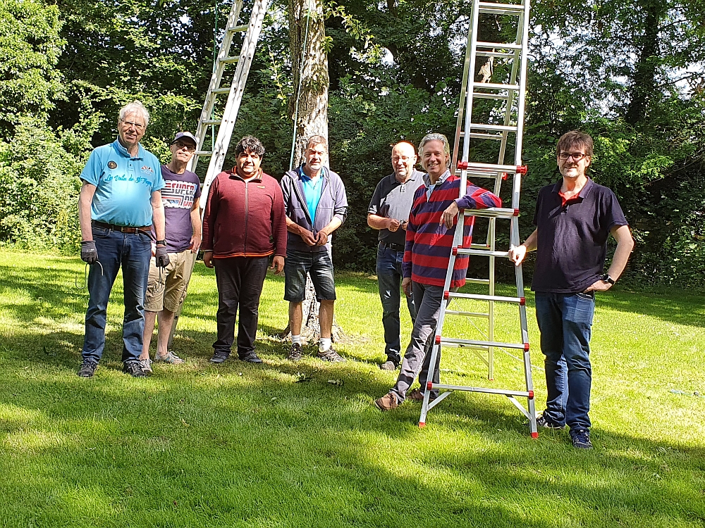 Lions-Club Nordenham/Elsfleth beim Aufbau des Nordenhamer Konzert-Highlights "Klassik im Park"