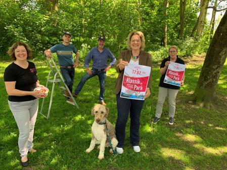 Lions-Club Nordenham/Elsfleth beim Aufbau des Nordenhamer Konzert-Highlights "Klassik im Park"